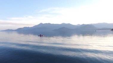 Kayık Gölü İşkodra Karadağ'ın üzerinde. Kayak turist. Hava Pho