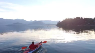Kayık Gölü İşkodra Karadağ'ın üzerinde. Kayak turist. Hava Pho