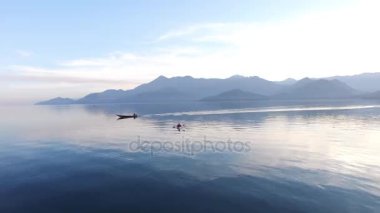Kayık Gölü İşkodra Karadağ'ın üzerinde. Kayak turist. Hava Pho