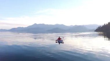 Kayık Gölü İşkodra Karadağ'ın üzerinde. Kayak turist. Hava Pho