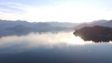 Kayık Gölü İşkodra Karadağ'ın üzerinde. Kayak turist. Hava Pho