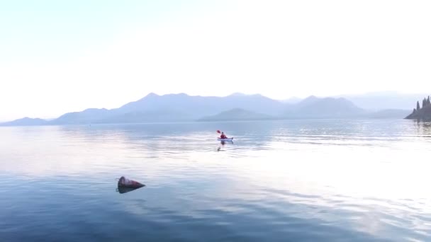 Kayak en el lago Skadar en Montenegro. Kayak turístico. Pho aéreo — Vídeo de stock
