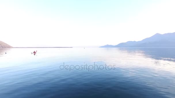 Kajak op Lake waterlink in Montenegro. Toeristische kajakken. Luchtfoto Pho — Stockvideo