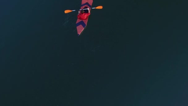 Caiaque no Lago Skadar em Montenegro. Caiaque turístico. Pho aéreo — Vídeo de Stock