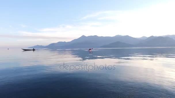皮划艇在黑山尔达湖上的。皮划艇的旅游。空中的卧佛寺 — 图库视频影像