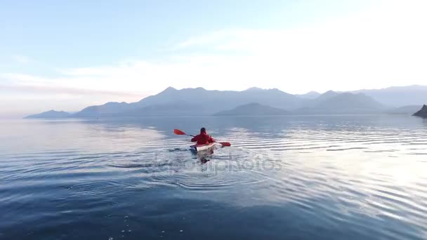 Kayak en el lago Skadar en Montenegro. Kayak turístico. Pho aéreo — Vídeo de stock