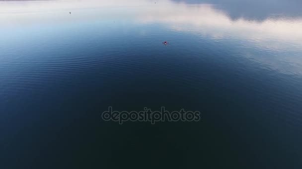 A Lake Szkadari Montenegróban kajak. Turisztikai kajak. Légi Pho — Stock videók