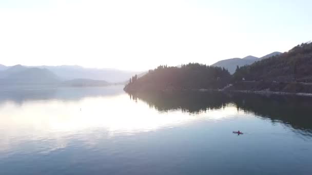 Kajak på Lake Skadar i Montenegro. Turist kajakpaddling. Aerial Pho — Stockvideo