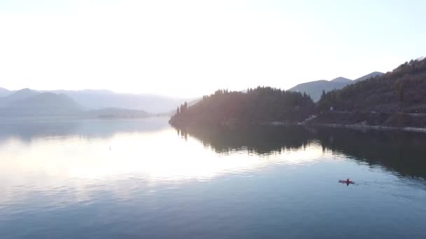 Kajak na Skadarské jezero v Černé hoře. Turistický kajak. Letecká Pho — Stock video