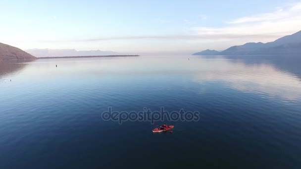 Каяк на озере Скадар в Черногории. Туристический каяк. Aerial Pho — стоковое видео