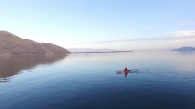 Kayık Gölü İşkodra Karadağ'ın üzerinde. Kayak turist. Hava Pho