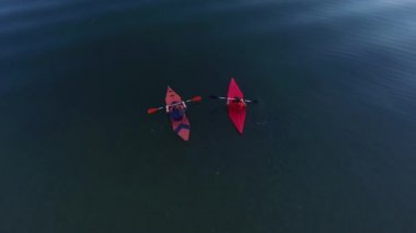 Kayık Gölü İşkodra Karadağ'ın üzerinde. Kayak turist. Hava Pho