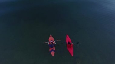 Kayık Gölü İşkodra Karadağ'ın üzerinde. Kayak turist. Hava Pho