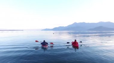 Kayık Gölü İşkodra Karadağ'ın üzerinde. Kayak turist. Hava Pho