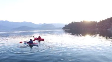 Kayık Gölü İşkodra Karadağ'ın üzerinde. Kayak turist. Hava Pho