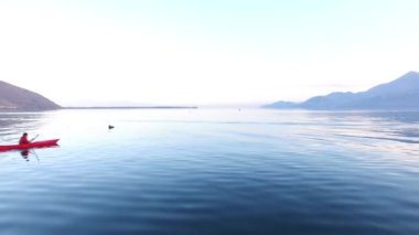 Kayık Gölü İşkodra Karadağ'ın üzerinde. Kayak turist. Hava Pho