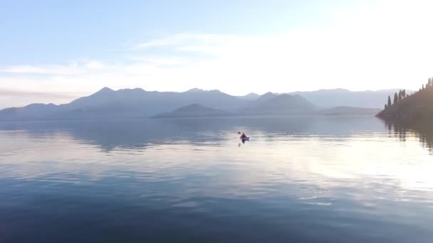 Kajak op Lake waterlink in Montenegro. Toeristische kajakken. Luchtfoto Pho — Stockvideo