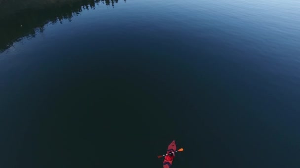 Kajak na Skadarské jezero v Černé hoře. Turistický kajak. Letecká Pho — Stock video