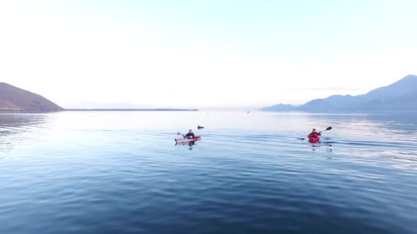 Caiaque no Lago Skadar em Montenegro. Caiaque turístico. Pho aéreo — Vídeo de Stock