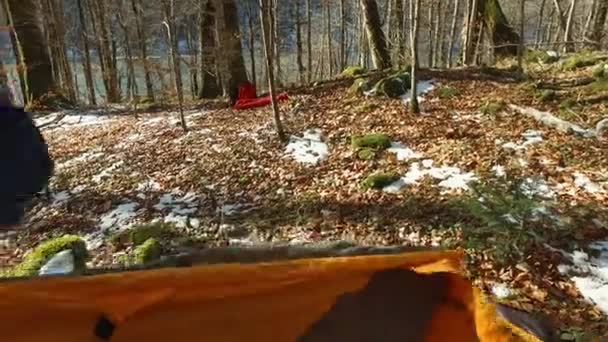 Instalación turística pone la tienda en el bosque nevado en el na — Vídeos de Stock