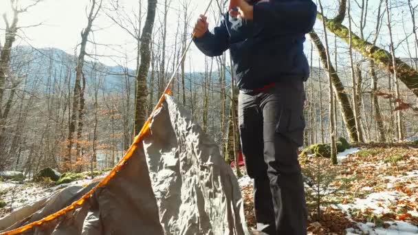 Instalación turística pone la tienda en el bosque nevado en el na — Vídeos de Stock