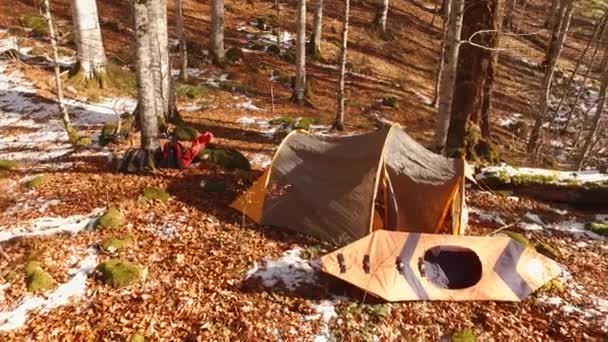 Tenda e caiaque na floresta. Floresta de inverno em Montenegro, Natio — Vídeo de Stock