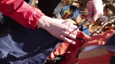 Turist kayık ormanın içinde toplar. Assamble kayık