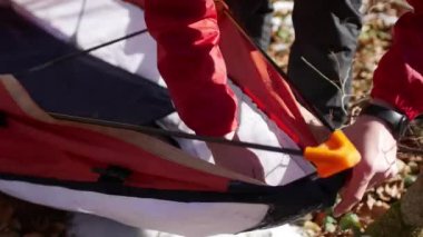 Turist kayık ormanın içinde toplar. Assamble kayık