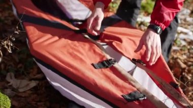 Turist kayık ormanın içinde toplar. Assamble kayık