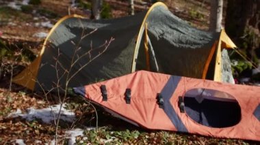 Çadır ve kayık ormanın içinde. Karadağ, Natio ormanında kış