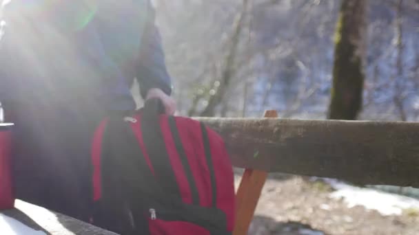 Туристы на остановке пьют чай из термоса в снежную зиму f — стоковое видео