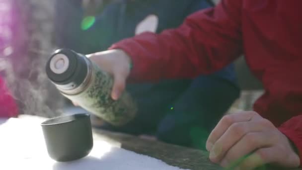 Turisté na zastavení pití čaje z termosky v zasněžené zimní f — Stock video