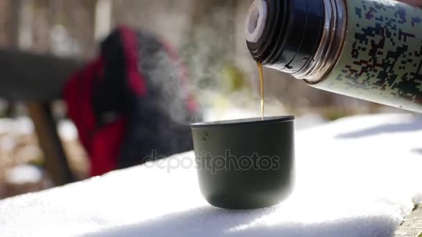 Tourists on a halt drinking tea from a thermos in snowy winter f — Stock Video