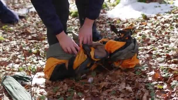 Touristeninstallation stellt das Zelt in den verschneiten Wald in der na — Stockvideo