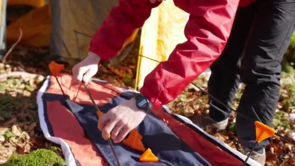 Tourist collects kayak in the forest. Assamble kayak — Stock Video