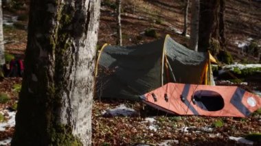 Çadır ve kayık ormanın içinde. Karadağ, Natio ormanında kış