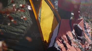 Kayık suya ormandaki turist taşıyan.
