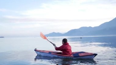 Kayık Gölü İşkodra Karadağ'ın üzerinde. Kayak turist. Hava Pho