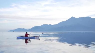Kayık Gölü İşkodra Karadağ'ın üzerinde. Kayak turist. Hava Pho