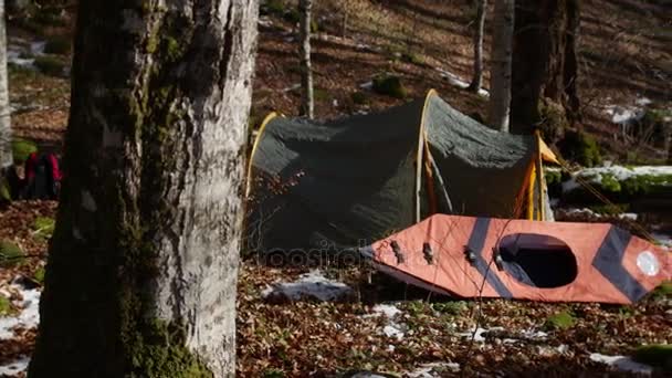 Tenda e caiaque na floresta. Floresta de inverno em Montenegro, Natio — Vídeo de Stock