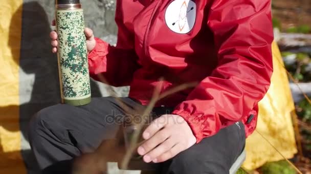 Tourists on a halt drinking tea from a thermos in snowy winter f — Stock Video