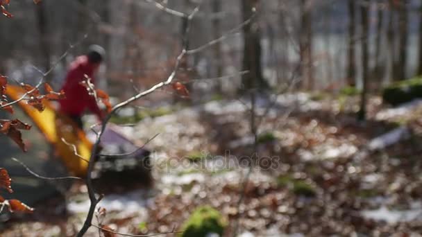 Il turista porta il kayak all'acqua nella foresta . — Video Stock