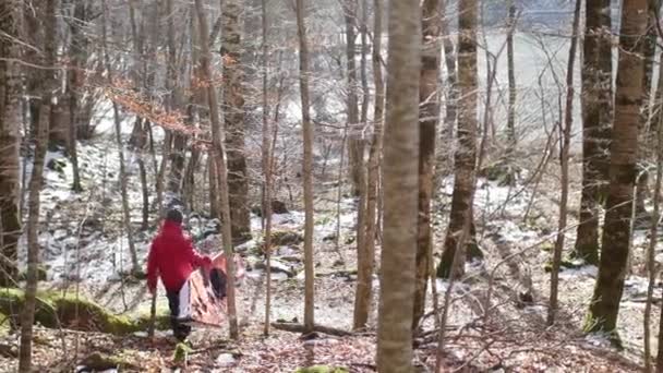 Tourist carries the kayak to the water in the forest. — Stock Video