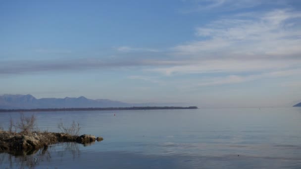 Skadarské jezero v Černé hoře. Největší sladkovodní jezero v Ba — Stock video