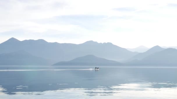 Скадарського озеро в Чорногорії. Найбільшим прісноводним озером в м'яч у лунку — стокове відео
