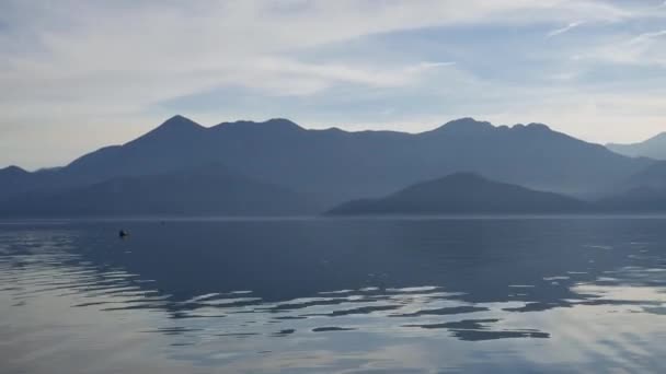 Λίμνη Σκόδρα στο Μαυροβούνιο. Η μεγαλύτερη λίμνη γλυκού νερού στο Ba — Αρχείο Βίντεο