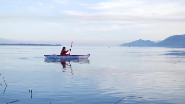 Καγιάκ στη λίμνη Σκόδρα στο Μαυροβούνιο. Τουριστική καγιάκ. Εναέρια Pho — Αρχείο Βίντεο