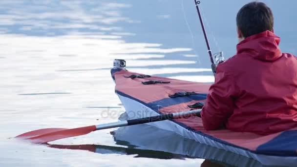 Pesca da un kayak su un lago. Kayak rosso — Video Stock