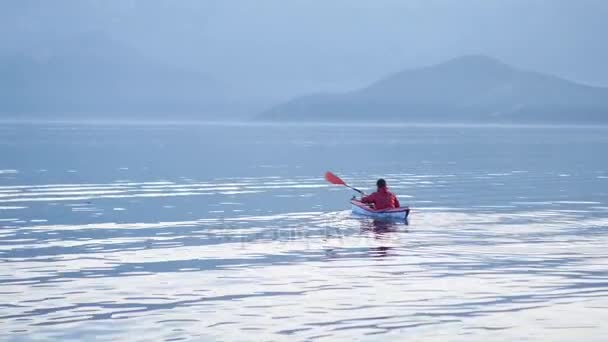 Kayak en el lago Skadar en Montenegro. Kayak turístico. Pho aéreo — Vídeo de stock