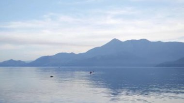 Kayık Gölü İşkodra Karadağ'ın üzerinde. Kayak turist. Hava Pho